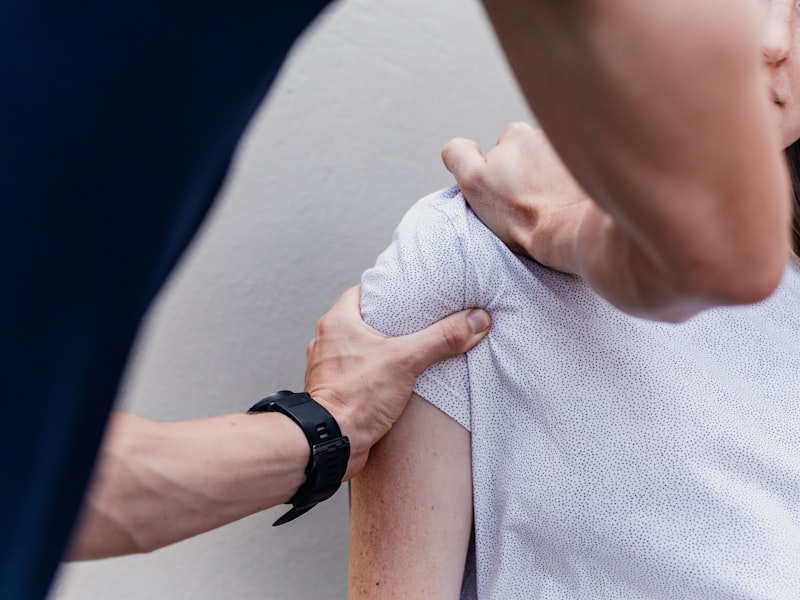 Fysioterapeut behandler pasientens skulder