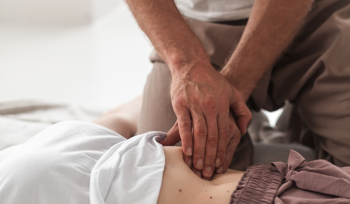 Fysioterapeut i behandling med pasient